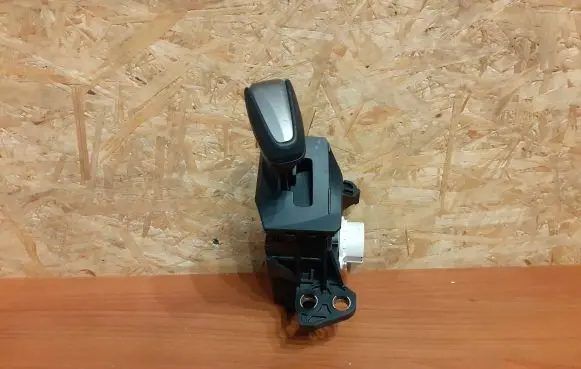 Lexus CT 200H Gear shifter/selector 75C833 2728