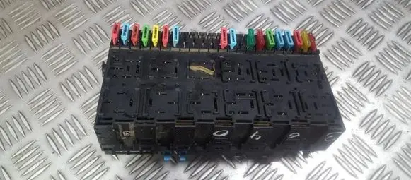 Volkswagen PASSAT B4 Fuse box set 357937039