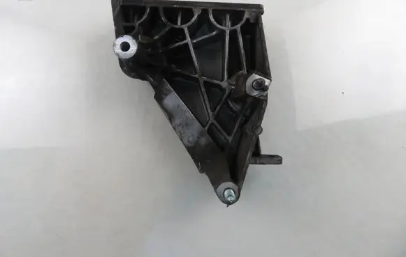 Engine mounting bracket