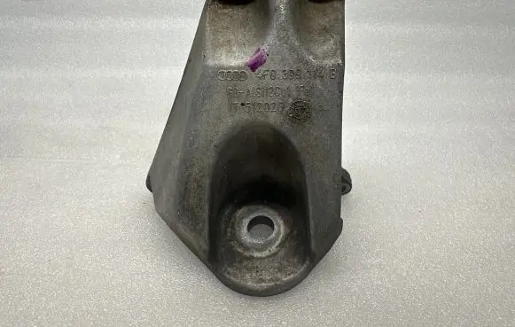 Gearbox mounting bracket