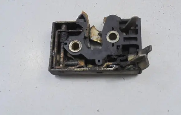 Volkswagen Polo II 86C 2F Front door lock 191837015C
