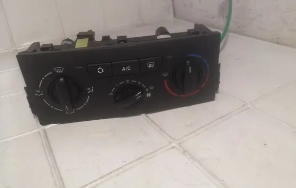 Peugeot 207 Climate control unit N102080FZ 69910004 1848820226