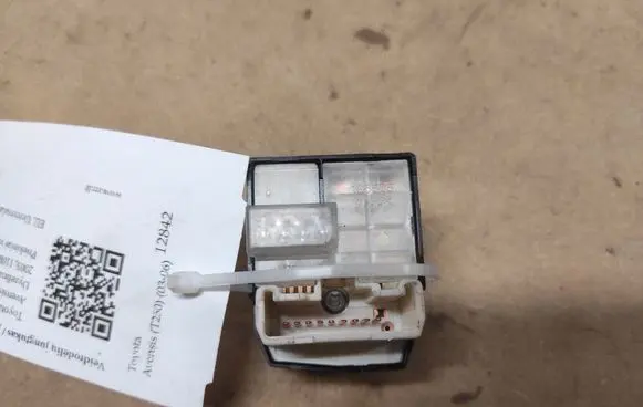 Toyota Avensis T250 Wing mirror switch 183575