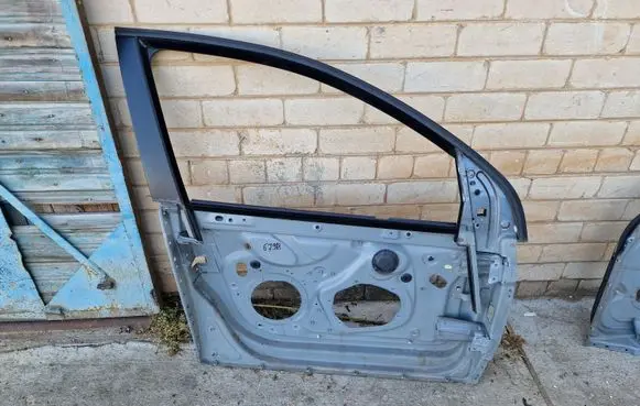 Volkswagen Golf V Front door window/glass frame 