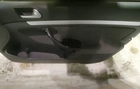Volkswagen Golf V Front door card panel trim