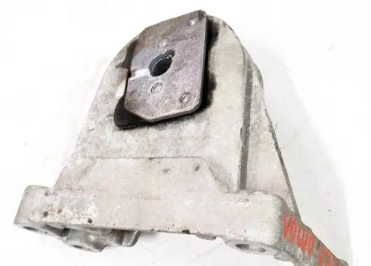 Volvo V70 Engine mount bracket