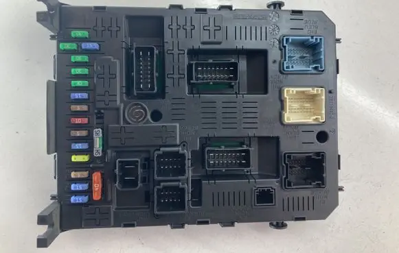 Peugeot 5008 Fuse module 96640598002