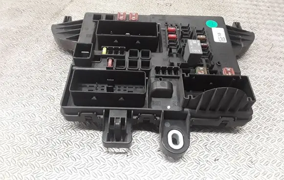 Opel Insignia A Fuse module 13277318 04145302109