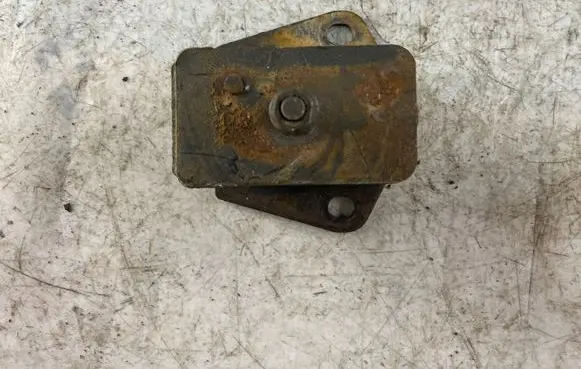 Mitsubishi Pajero Sport I Engine mount bracket Mb007023