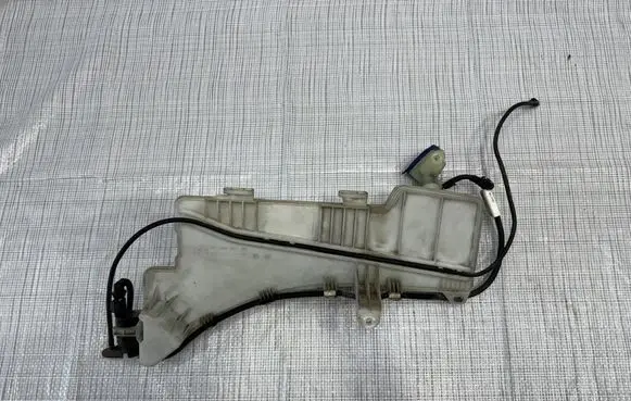 Citroen C5 Aircross Windshield washer fluid reservoir/tank 9826400780