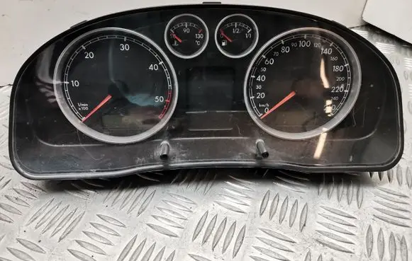 Volkswagen PASSAT B5.5 Speedometer (instrument cluster) 3B0920805A VWZ7Z0Y3013709
