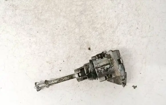 Volkswagen PASSAT B6 Front door lock (next to the handle) n0503591