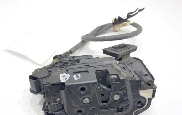 Volkswagen Golf VII Front door lock 5K1837016D