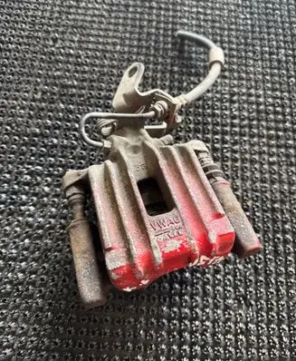 Volkswagen Jetta VI Rear brake caliper 5K0615423