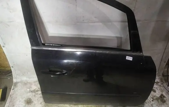 Opel Zafira B Front door juodos