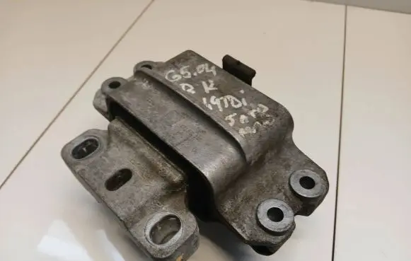 Volkswagen Golf V Engine mount bracket 1K0199555