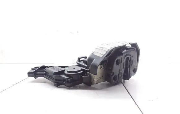 KIA Carens II Rear door lock A045777