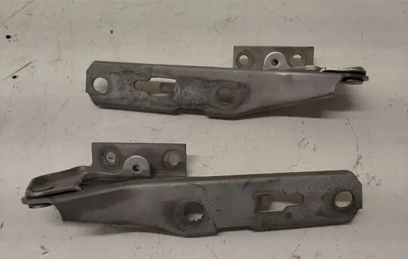 Audi A4 S4 B7 8E 8H Engine bonnet/hood hinges 8E0823302