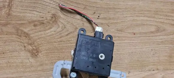 Nissan Primera Air flap motor/actuator 3T05030820