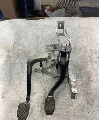 Volkswagen PASSAT B5.5 Pedal assembly 8d1721117p