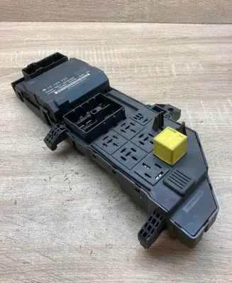 Opel Vectra C Fuse module 13199490 13181984