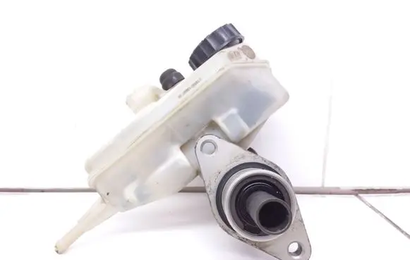 Volkswagen Golf III Master brake cylinder 03350882762