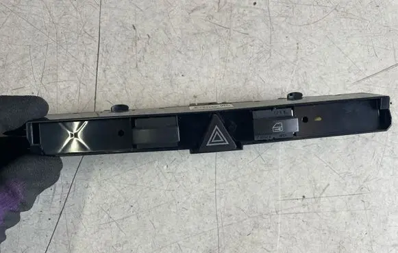 Opel Astra H Hazard light switch 13100105