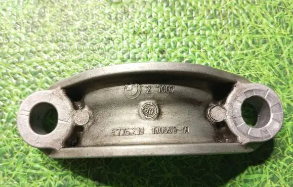 BMW 7 F01 F02 F03 F04 Sway bar bush bracket, front 6776210