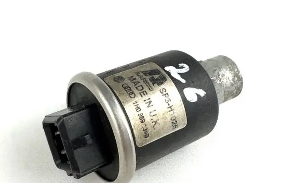 Volkswagen PASSAT B4 Air conditioning (A/C) pressure sensor 1h0959139b