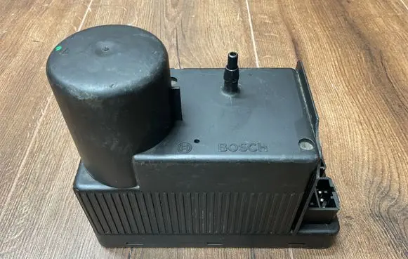 Mercedes-Benz C W202 Central locking vacuum pump 2028001048