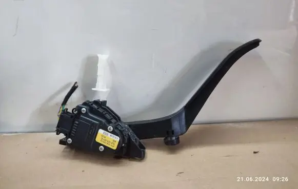 Volkswagen Touareg I Accelerator throttle pedal 7L0723507E