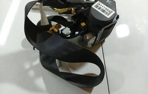 Honda FR-V Front seatbelt 6090764
