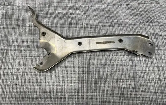 Maserati GranTurismo Radiator mount bracket D778