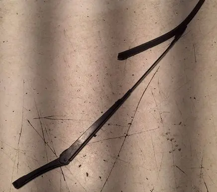 Front wiper blade arm