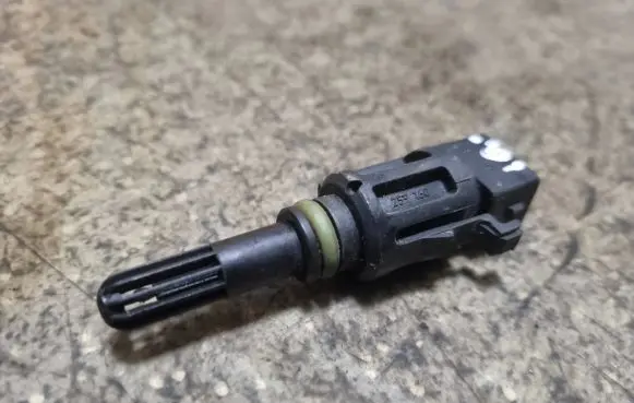 BMW 7 E38 Intake air temperature sensor 1739510