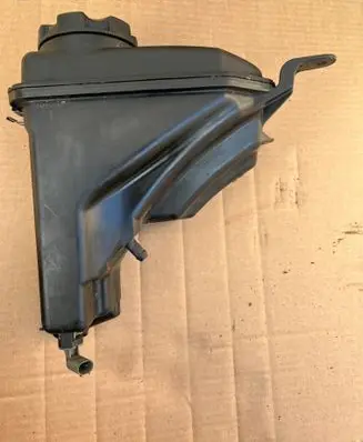 BMW 1 E82 E88 Coolant expansion tank/reservoir 7567462 17137567462