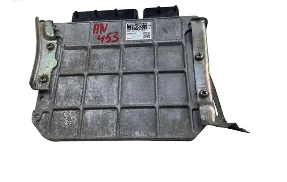 Toyota Avensis T270 Engine control unit/module 8966105F20