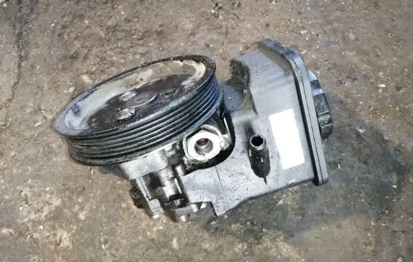 BMW 5 E60 E61 Power steering pump 7693974101