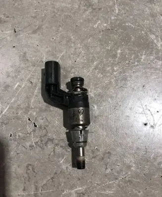 Volkswagen PASSAT B7 Fuel injector 03C906036J