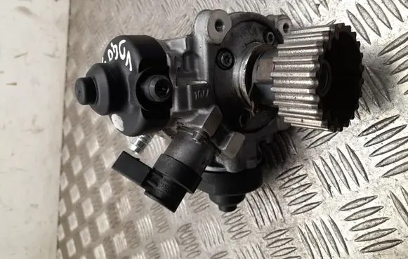 Volkswagen PASSAT B8 Fuel injection high pressure pump 03N130755A