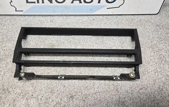 BMW 5 E39 Radio/GPS head unit trim 8247302