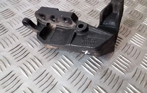 Opel Zafira A Engine mounting bracket 90538558