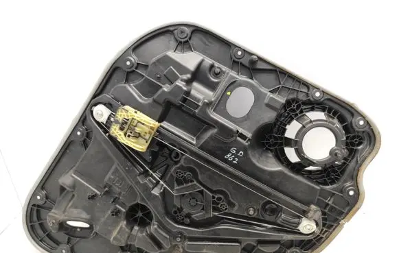 Rear window lifting mechanism without motor