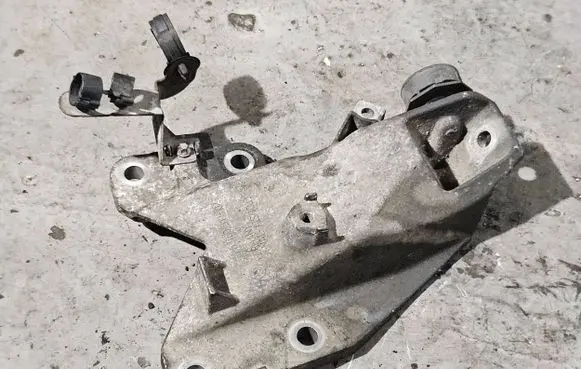 BMW 1 E82 E88 Engine mounting bracket 6760317 3807410