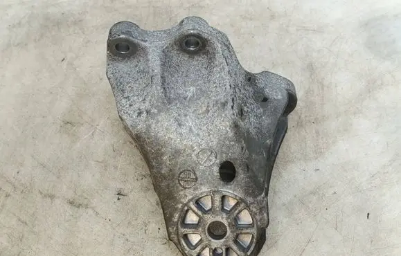 Volkswagen Touareg I Engine mounting bracket 7L6199307A