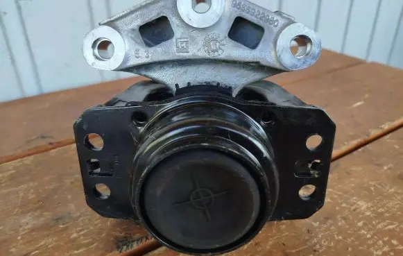 Citroen DS5 Engine mount bracket 9655922980
