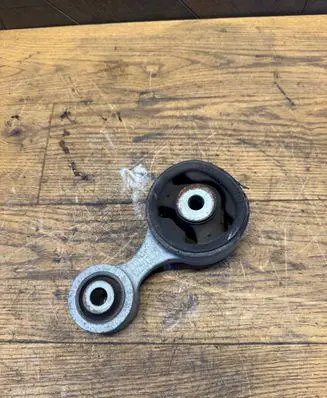 Honda CR-V Engine mount bracket