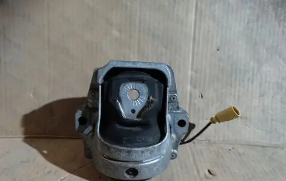 Porsche Macan (95B) Engine mount vacuum valve 8R0199381AR