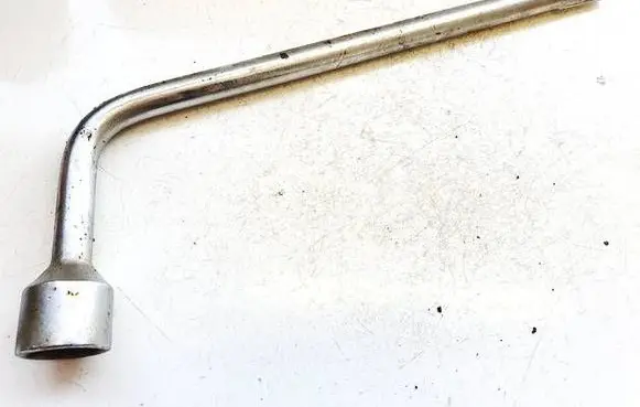 Toyota Avensis T220 Wheel nut wrench 