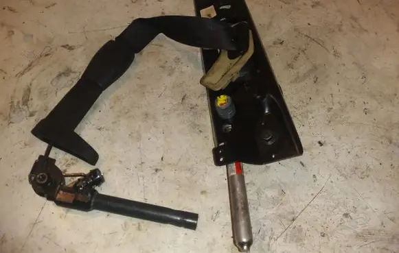 Volvo XC70 Front seatbelt 6041213